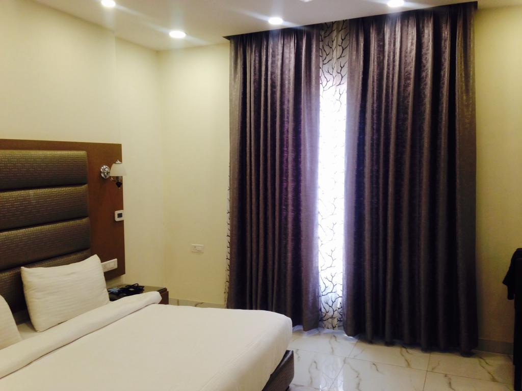 Hotel Pk Residency Νόιντα Εξωτερικό φωτογραφία
