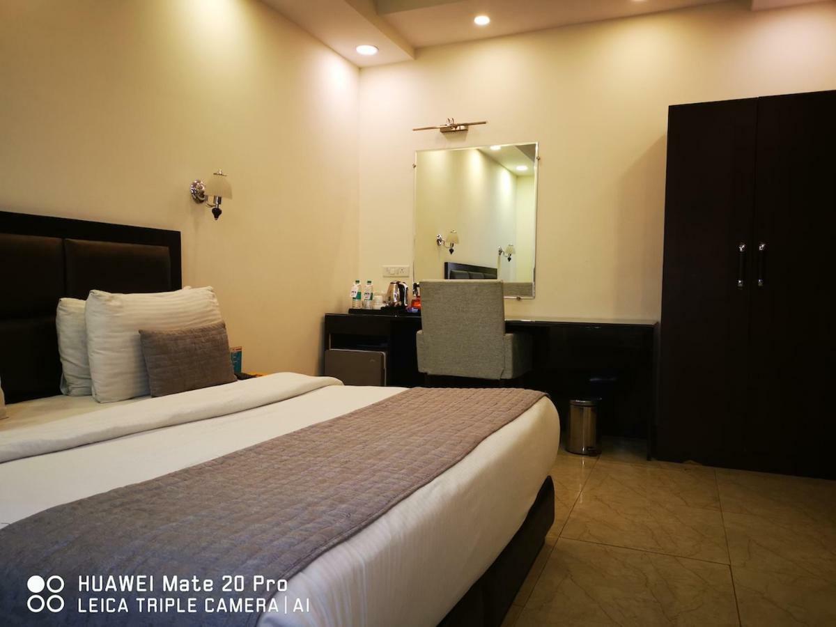 Hotel Pk Residency Νόιντα Εξωτερικό φωτογραφία
