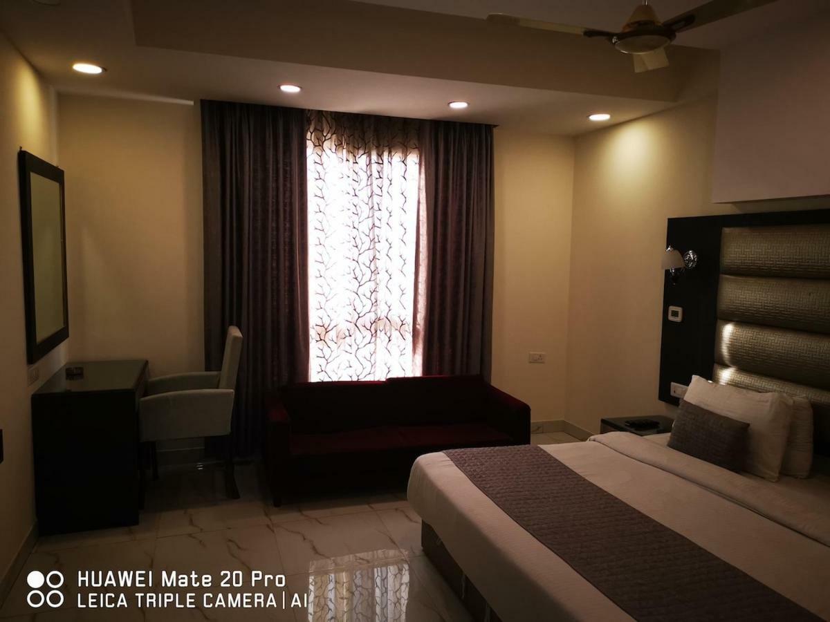 Hotel Pk Residency Νόιντα Εξωτερικό φωτογραφία